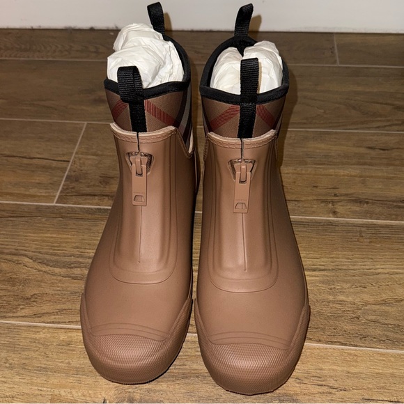 Burberry Rubber Marsh Stamp Low Boots​ - Picture 2 of 8